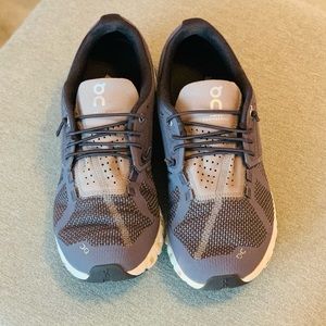 On Cloud Running Shoes Size 8 Shark Pebble